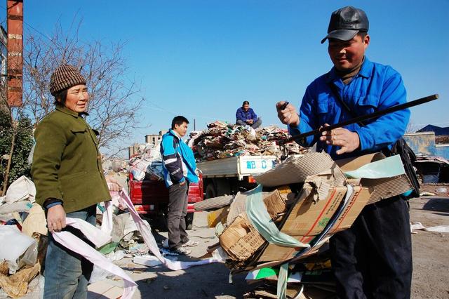廣東老板開(kāi)超市，利用“廢品回收”，年賺80萬(wàn)，玩的就是套路