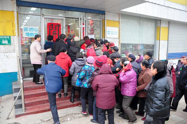 廣東老板開(kāi)超市，利用“廢品回收”，年賺80萬(wàn)，玩的就是套路
